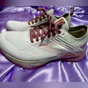 Women’s Brooks Ricochet 3 size 6.5